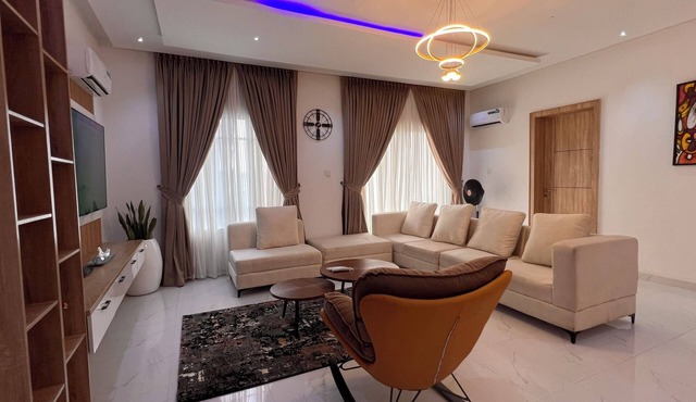 Spacious and Luxurious 3-bedroom apartment