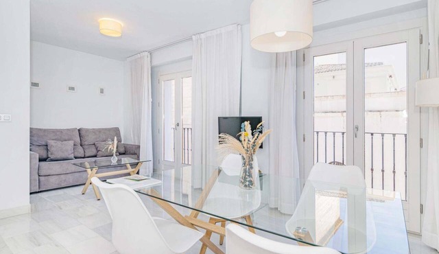 Spacious and modern Apartment with free parking in the heart of Granada 5