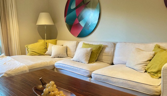 Spacious and Modern city apartment - free parking