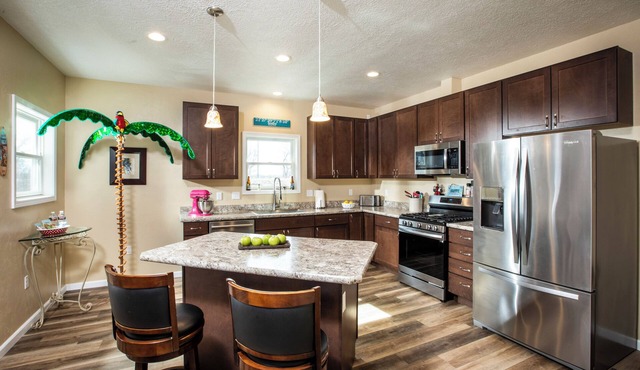 Spacious and quiet 2 bedroom home at the End of the Road, near Hospital/Downtown