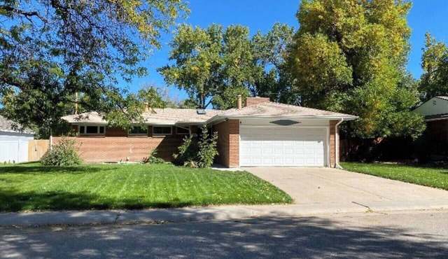 Spacious and Quiet Home in Centennial - 2 minutes from shopping and restaurants!