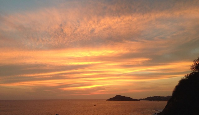 Spacious and relaxing 2 floor apt with stunning sea views. Pet friendly