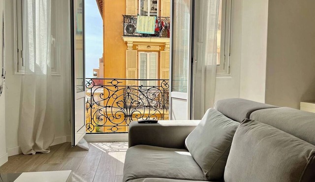 Spacious and stylish 3-bedroom apartment just steps from Monaco. Ideally located in the center of Beausoleil, it features contemporary decor, a fully equipped kitchen, air conditioning, and two modern bathrooms — perfect for a comfortable stay