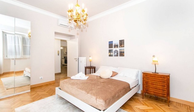 Spacious and very comfortable apartment perfect for 4 guests is located in the Crocetta district and has everything you need for a magnificent stay. We are a few minutes walk from Porta Nuova and the historic center, Nearby there is tram 4 which crosses