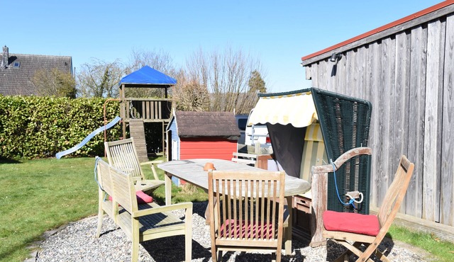 Spacious apartment on the Baltic Sea, with beautiful garden super suitable for children