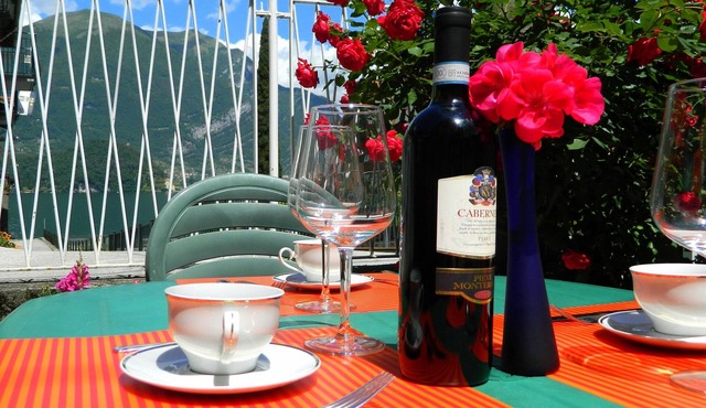 Spacious apart 6 people,10min from Bellagio,garden with lakeview,beach FREE WI