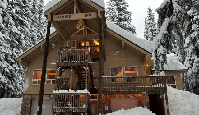 Spacious APARTMENT 1 mile to Summit Ski, fast internet and propane stove