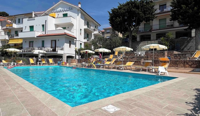 Spacious apartment with sea view, pool, parking space