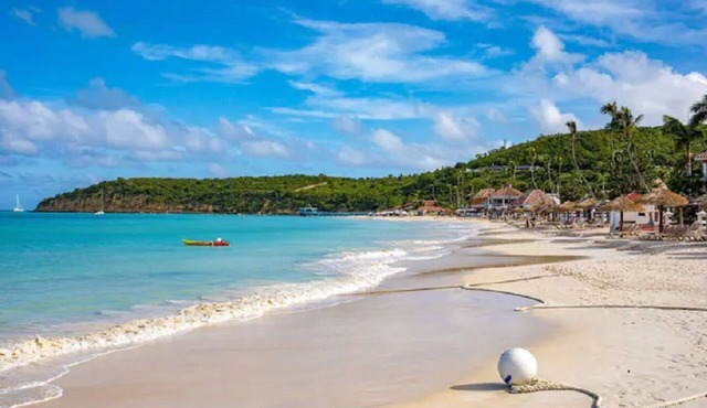 Spacious apartment 5 mins walk to the Beach