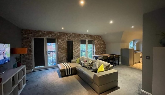 Spacious apartment 5min from NEC/BHX