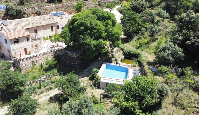 Spacious apartment in renovated farmhouse in the mountains. Pet-friendly!