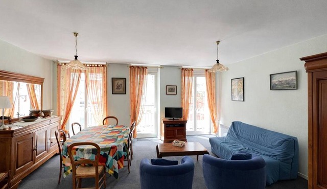 Spacious apartment for 8, Cauterets city center, balcony