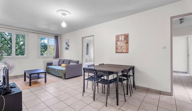 Spacious Apartment for 8 Guests with Wi-Fi in La Rouvière, Marseille