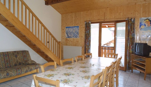 Spacious apartment for 8, 2 baths, pets allowed, parking