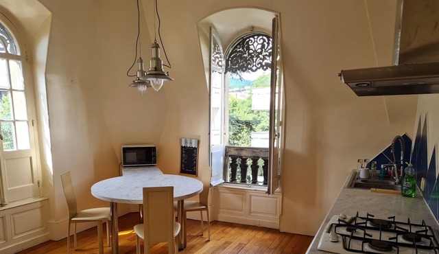 Spacious apartment with character 15 minutes from the volcanoes of Auvergne!