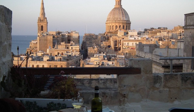 Spacious Apartment- historical character- fascinating views over old town & sea