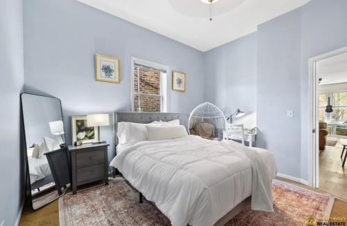 Spacious apartment in awesome Chicago with WiFi, AC