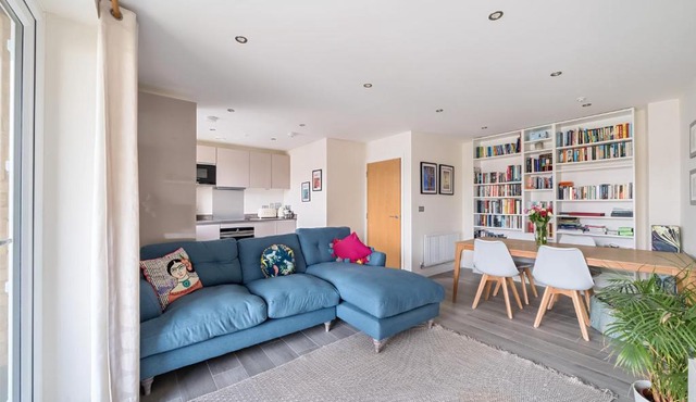 Spacious Apartment in Addlestone with Free Parking- Pass the Keys