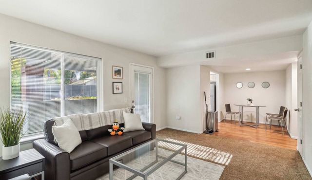 Spacious Apartment in Prime Location 5mins to DT