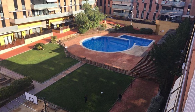 Spacious Apartment in Terrassa with Shared Pool, 85 m²
