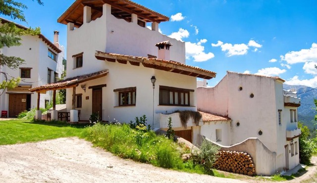 Spacious Apartment in Yeste with Shared Pool