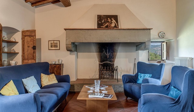 Spacious Apartment with Chianti Views and Pool