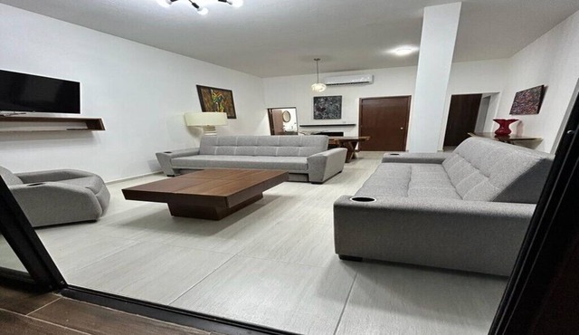 Spacious apartment for 8 in Zona Americana, All Nearby.