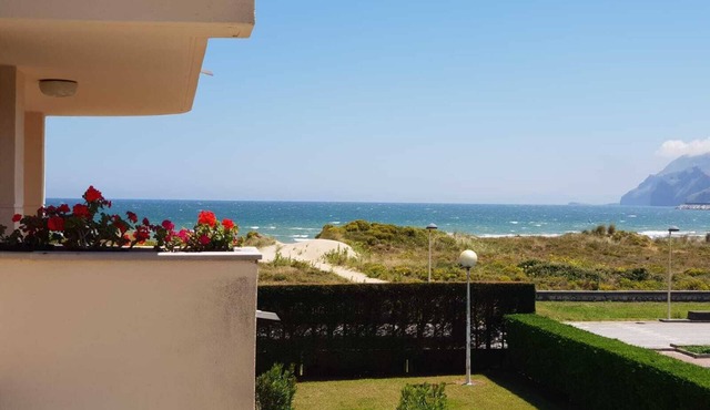 Spacious apartment on the beachfront, 1 minute from the beach.