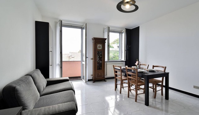 Spacious apartment perfect for 5 people, located in a quiet residential area near Quinto al Mare. The beaches and the seafront are about 2 km away and are easily reachable by car or public transport. In a few time, it is also possible to reach the histor
