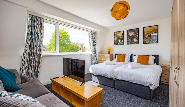 Spacious apartment sleeps 6 - Uni, sports, trades