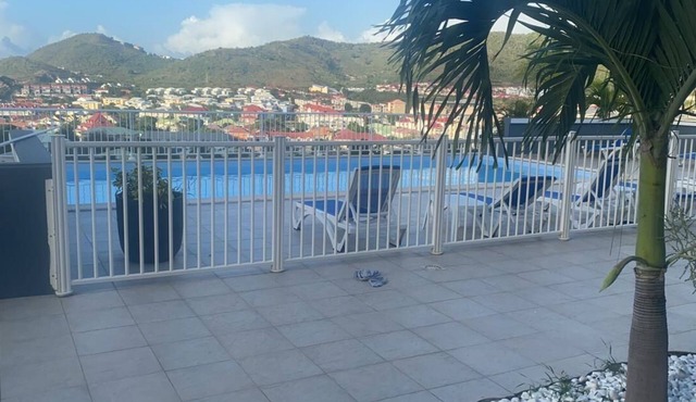Spacious apartment with pool and gorgeous views of Marigot!