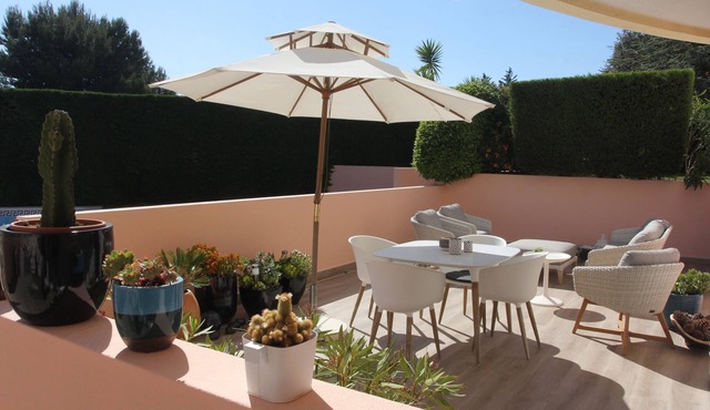SPACIOUS APARTMENT WITH SUN TERRACE/PRIVATE GARDEN/POOL