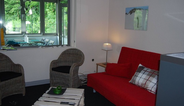 Spacious apartment with terrace (101 sqm.) close to the city (3 min S-Bahn) in the countryside