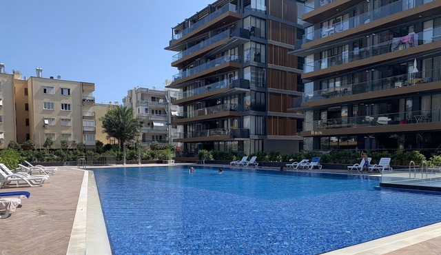 Spacious apartment with 160m² pool, 3 bedrooms, 2 bathrooms, living room and kitchen