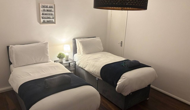 Spacious appt|4 beds|sleeps 5| Free parking| close to city| Netflix