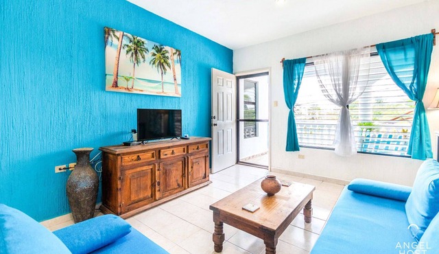 Spacious Apt, 2 Terraces, Block to Beach & Malecón