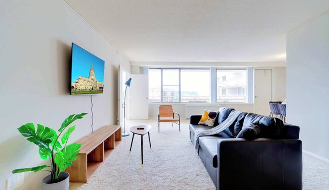 Spacious Apt with Pool & Gym in Arlington