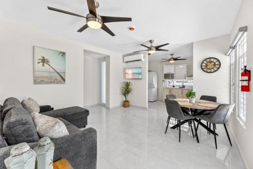 Spacious Apt with Private Balcony 2 BR -Sleeps 6 1B-HR