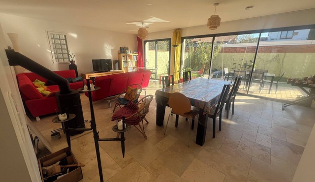 Spacious architect-designed villa, sleeps 14, near center, free parking