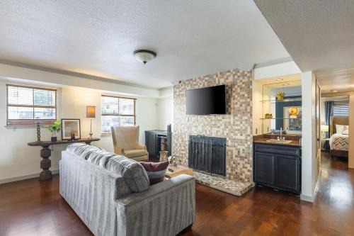 Spacious Austin Retreat 3BR Pool Views