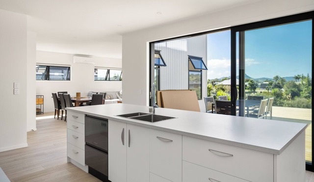 Spacious bach close to the beach
