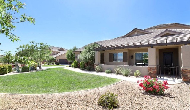 Spacious backyard & 2 pools/spas, fishing pond