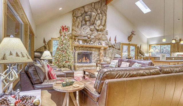 Spacious Barlow Trail Lodge, 2 fireplaces, media room, hot tub