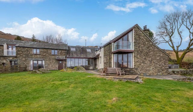 Spacious Barn Conversion | 4 Bedroom + Hot Tub - Pass the Keys