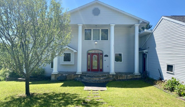 Spacious Bayfield Retreat Near the Apostle Islands