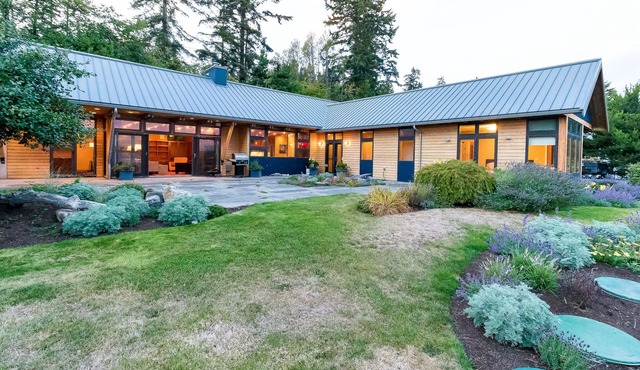 Spacious bayfront home w/sauna, patio, views, & easy beach access