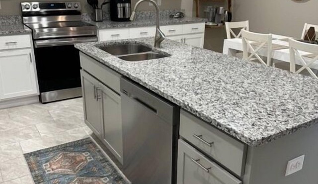 Spacious Beachside Retreat - 3 min walk to beach - 75” TV