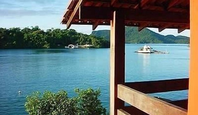 Spacious beachfront house - 6 suites and 3 living rooms