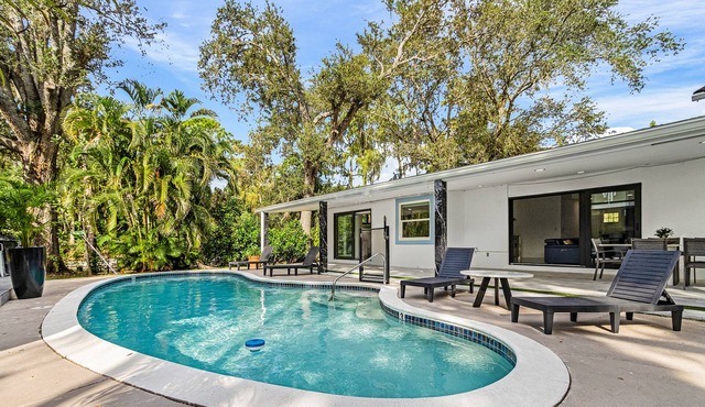 Spacious Beach Retreat 10 minutes from the Beach - pet friendly w/fee