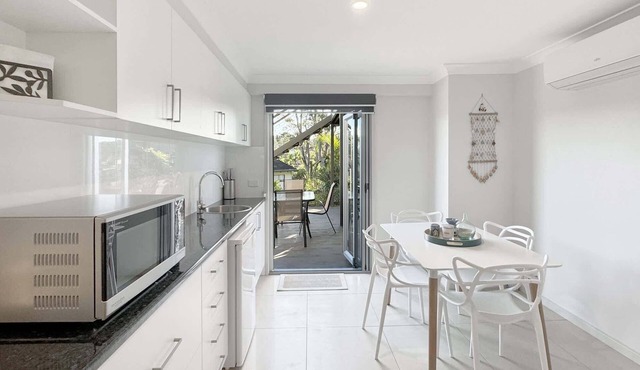 Spacious Beach Studio With Alfresco Dining